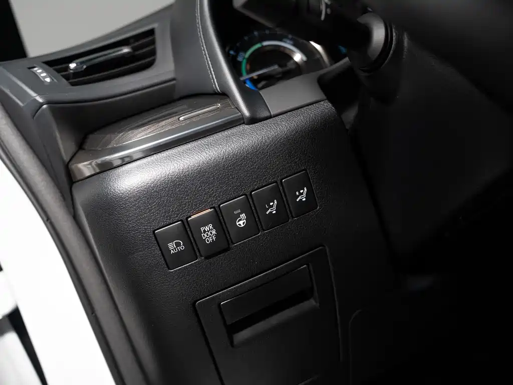 Lexus LM 2022 — фото 12
