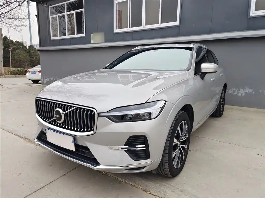 Volvo XC60 2022 — фото 1