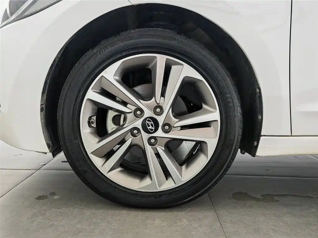 Hyundai Elantra 2018 — фото 17