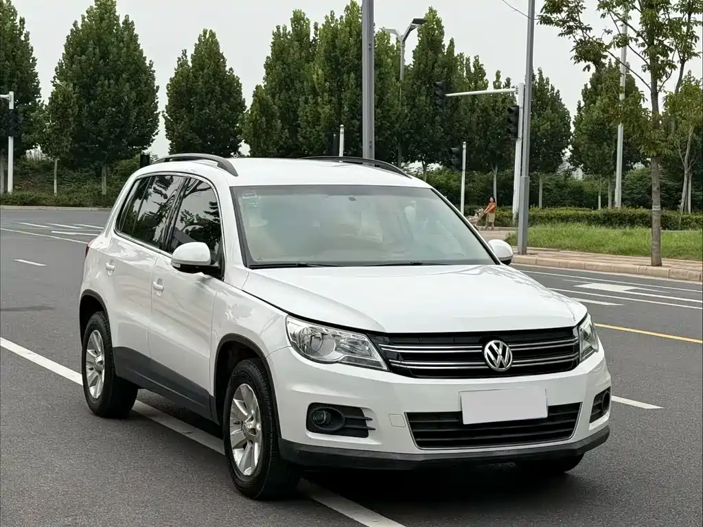 Volkswagen Tiguan 2012 — фото 1