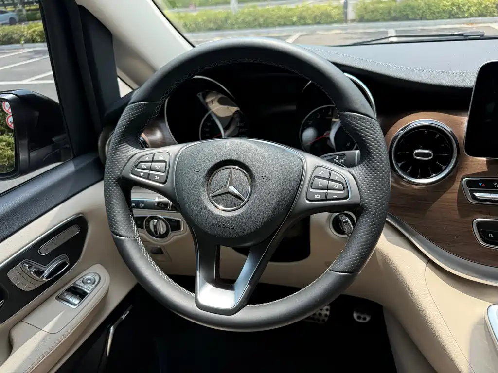 Mercedes-Benz V-Class 2022 — фото 16