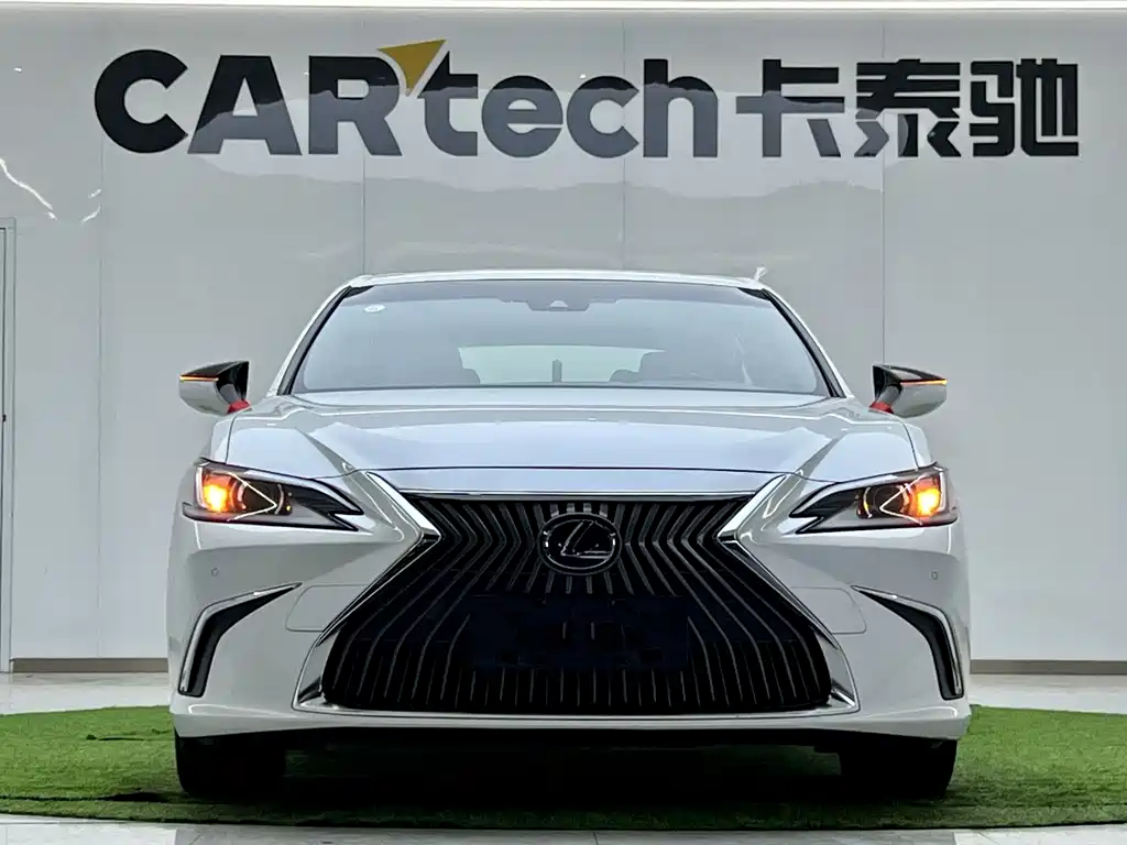 Lexus ES 2018 — фото 7