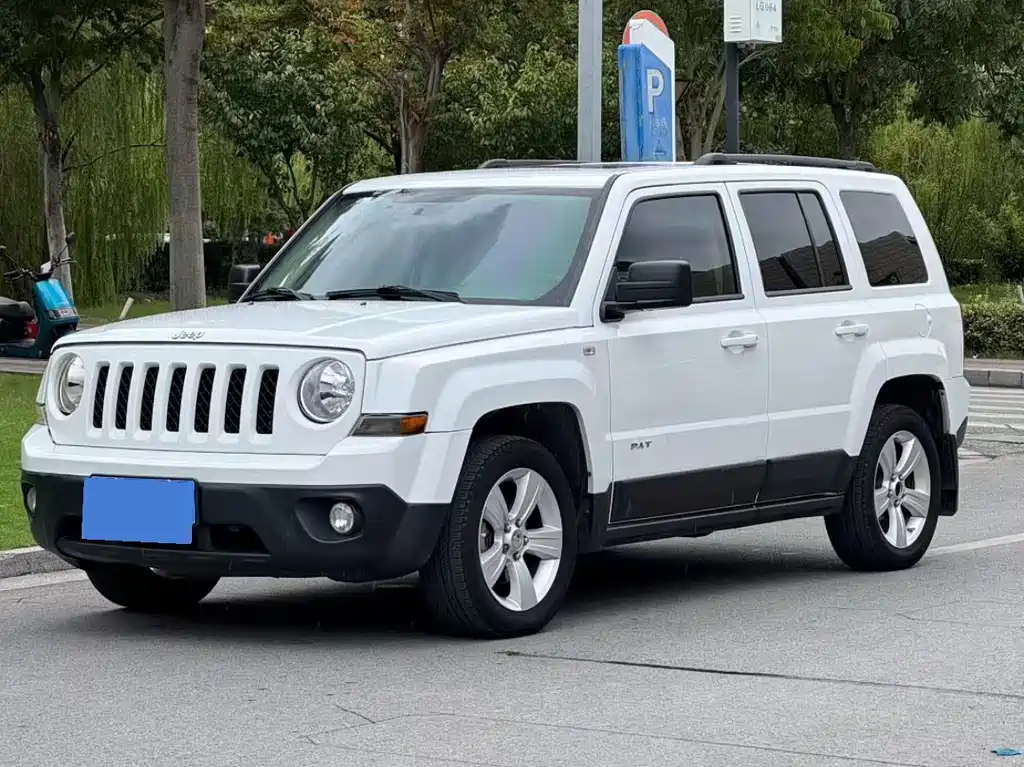 Jeep Freelancer 2015 — фото 1