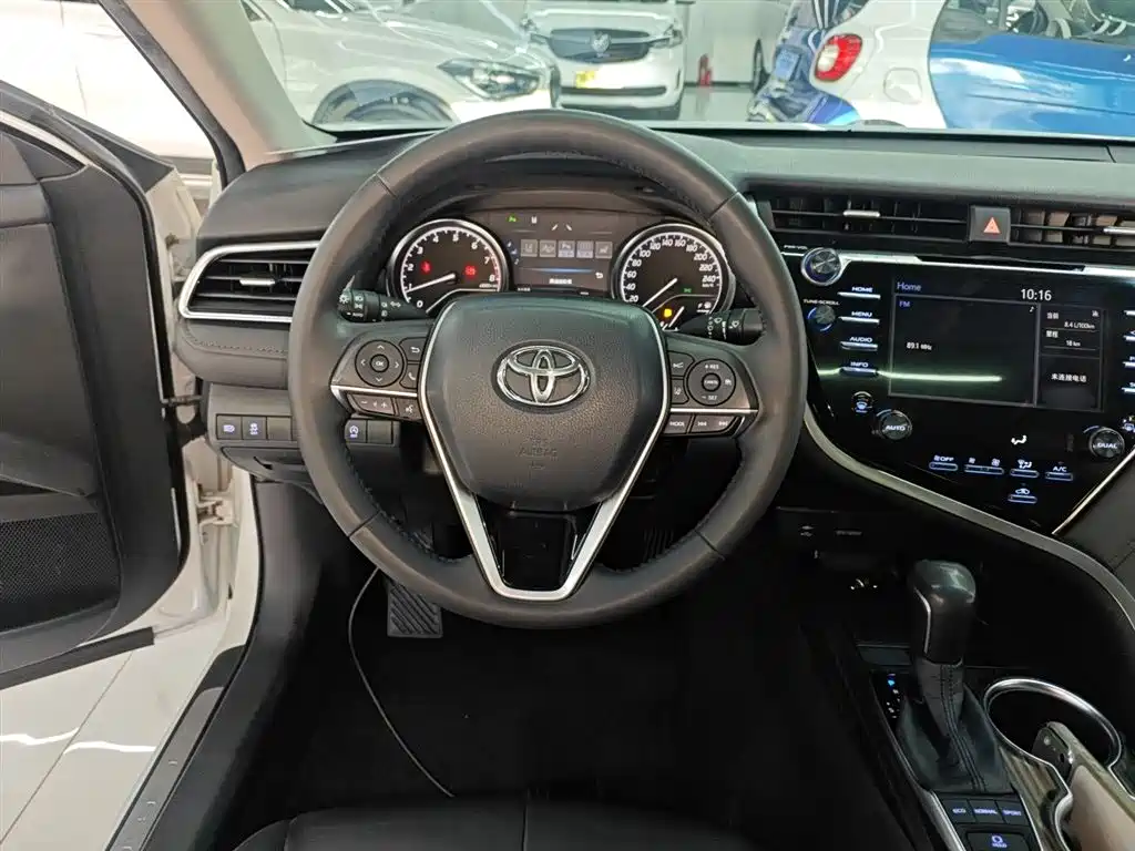 Toyota Camry 2018 — фото 11