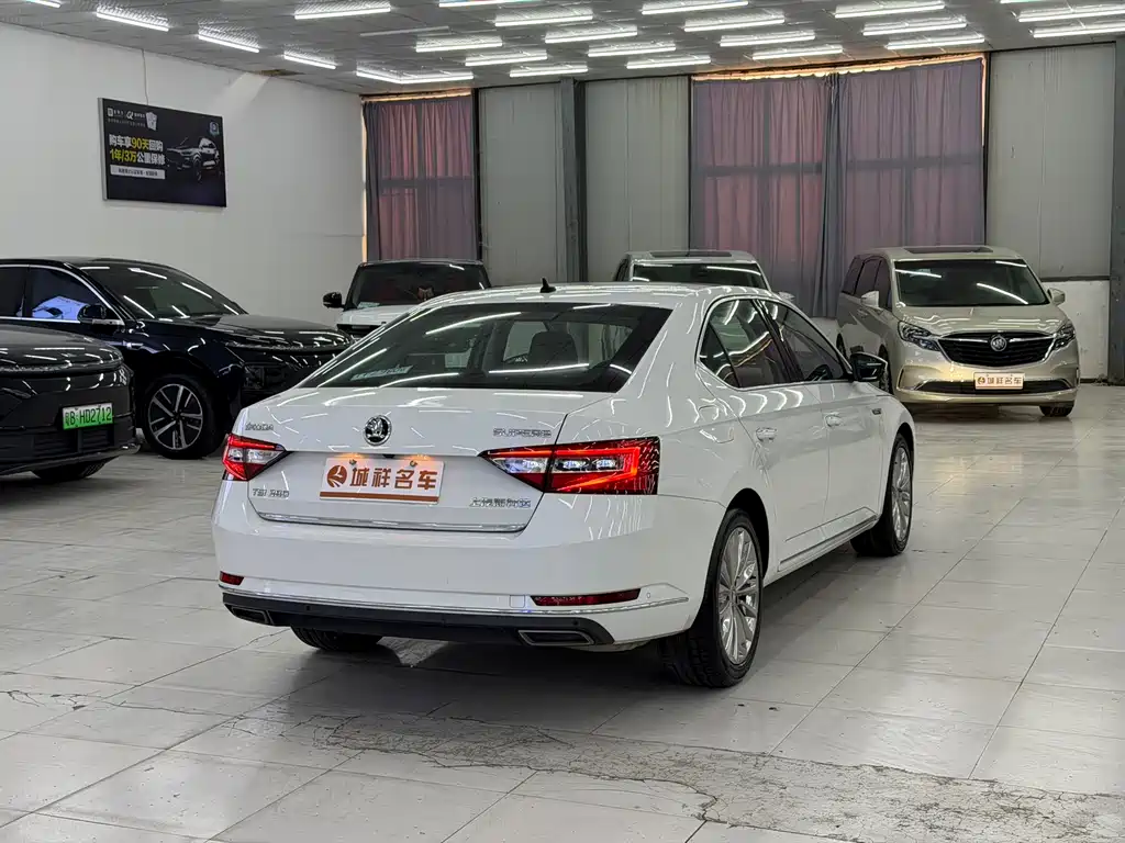 Skoda Superb 2019 — фото 16