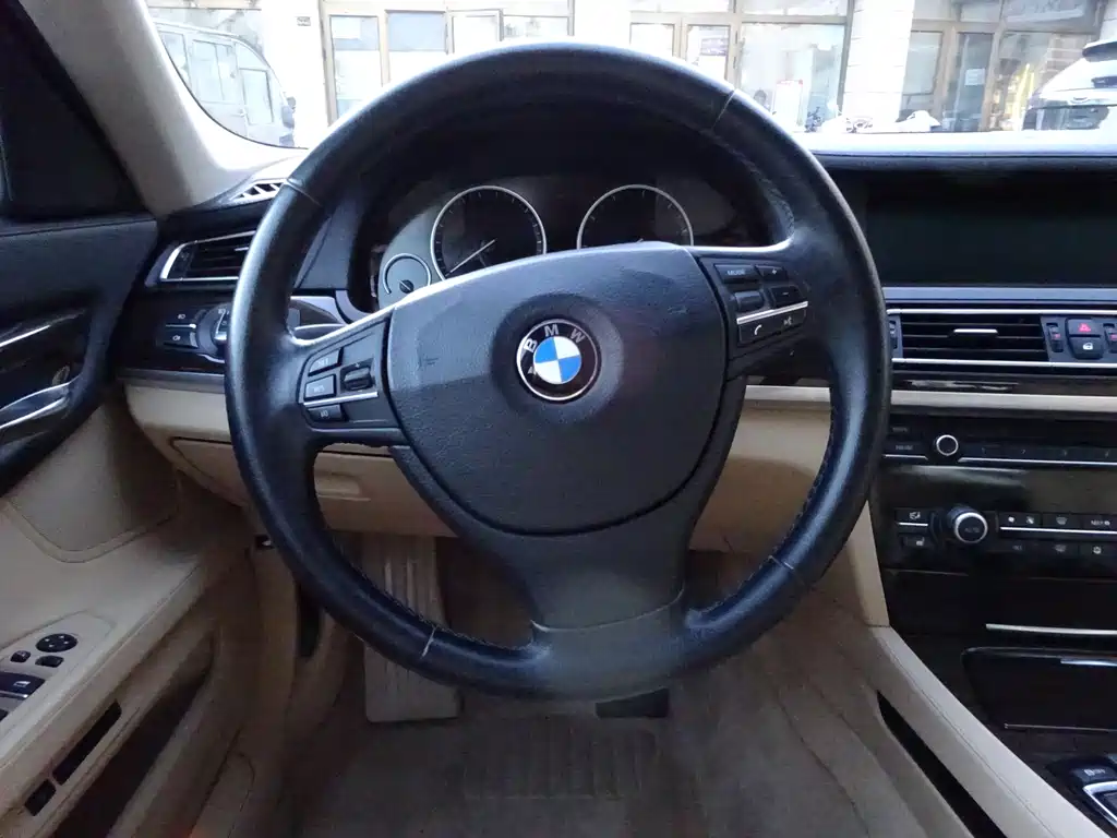 BMW 7 Series 2011 — фото 21