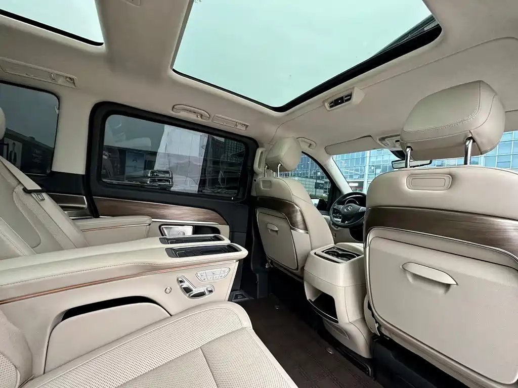Mercedes-Benz V-Class 2023 — фото 10