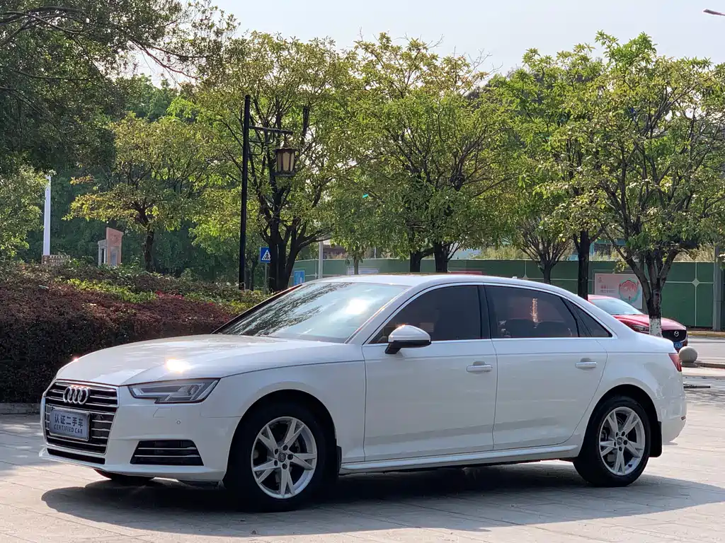 Audi A4L 2018 — фото 1