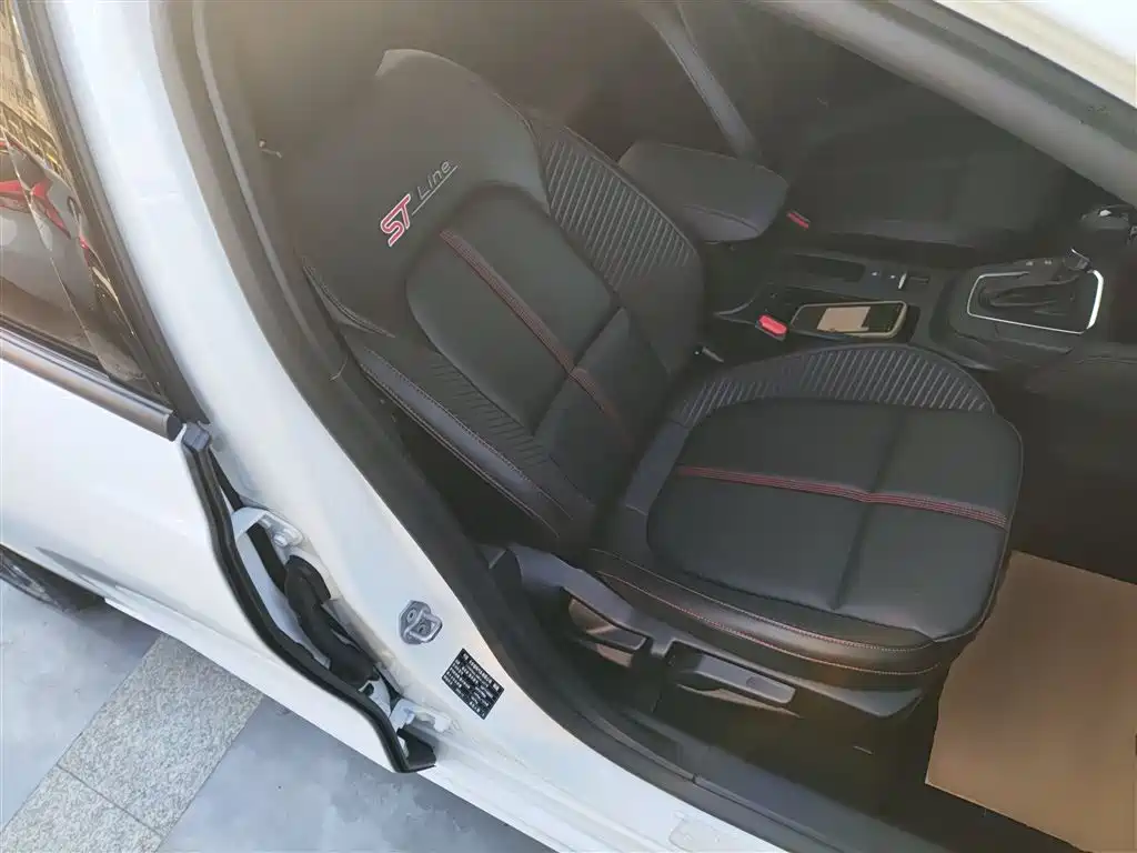 Ford Focus 2023 — фото 17