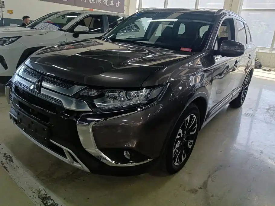 Mitsubishi Outlander 2020 — фото 1