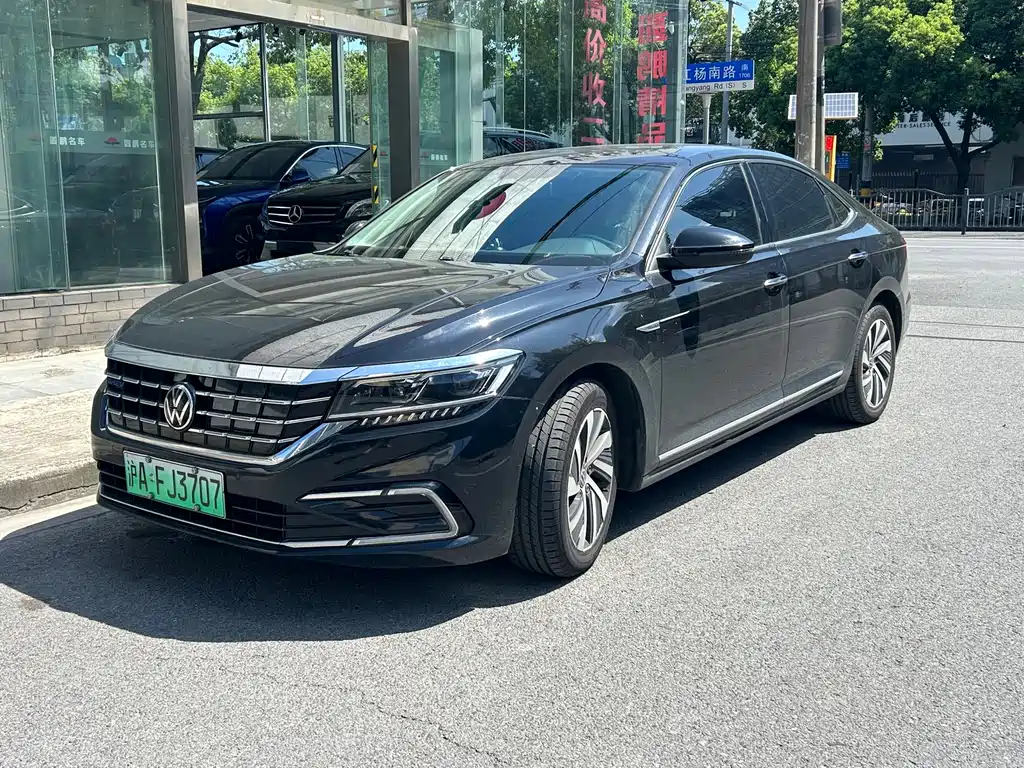 Volkswagen Passat Plug-In Hybrid 2021 — фото 1