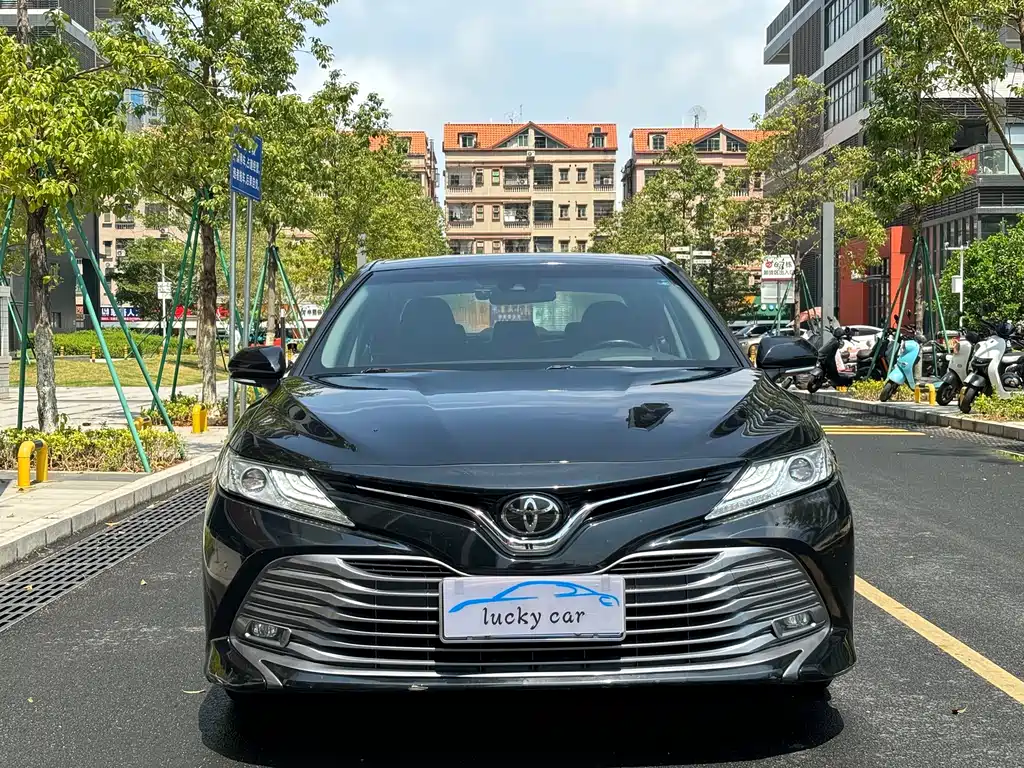 Toyota Camry 2019 — фото 2