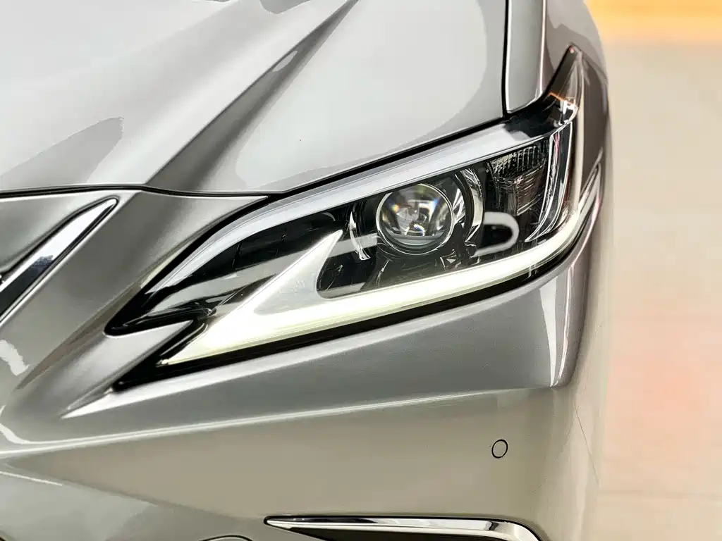 Lexus ES 2019 — фото 16