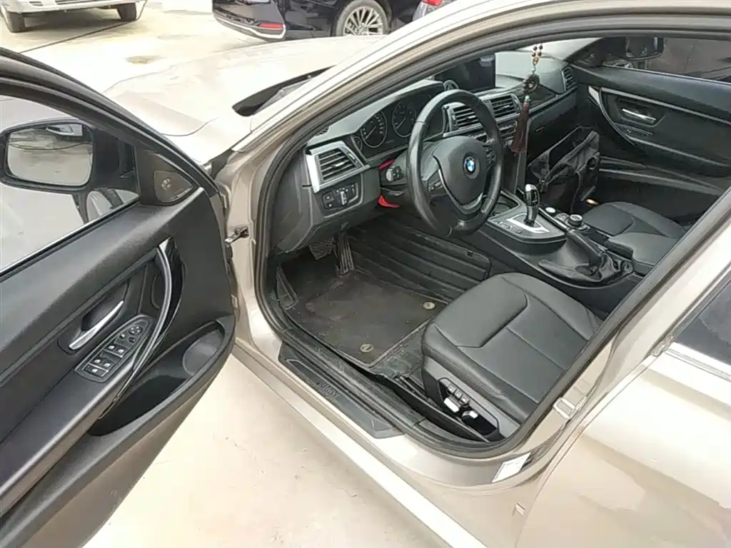 BMW 3 Series 2017 — фото 16