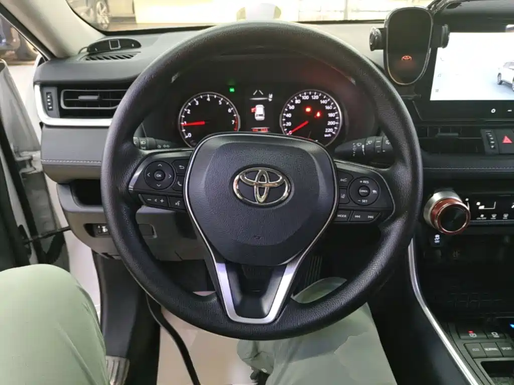 Toyota RAV4 2024 — фото 11