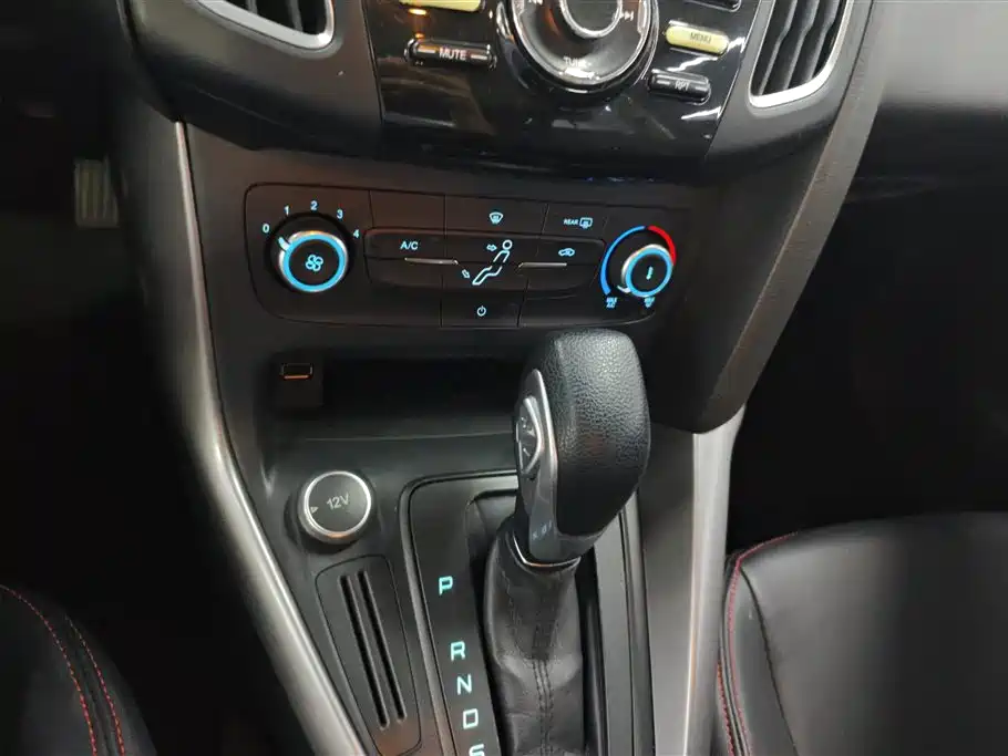 Ford Focus 2019 — фото 16