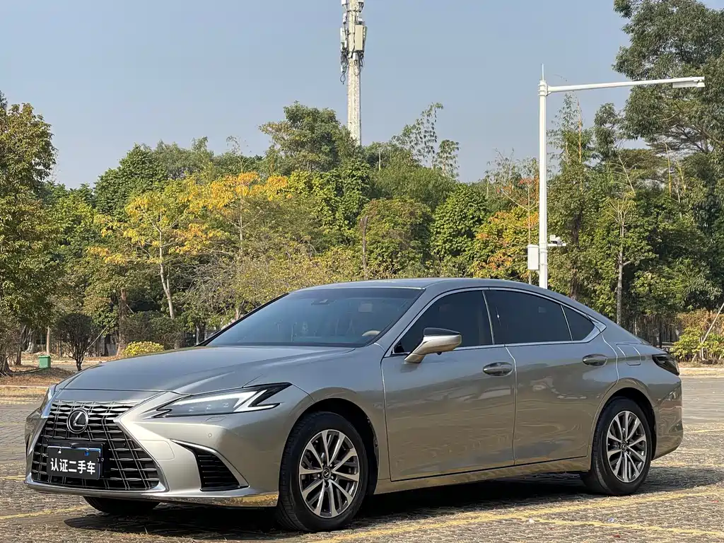 Lexus ES 2025