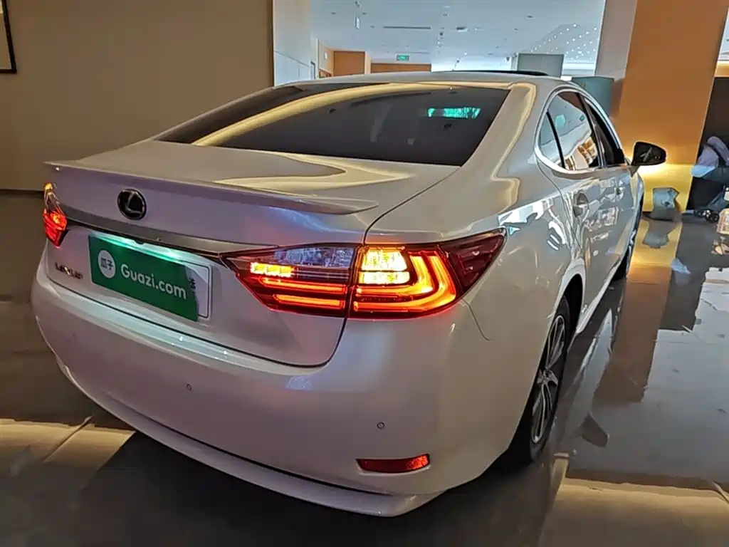 Lexus ES 2016 — фото 7