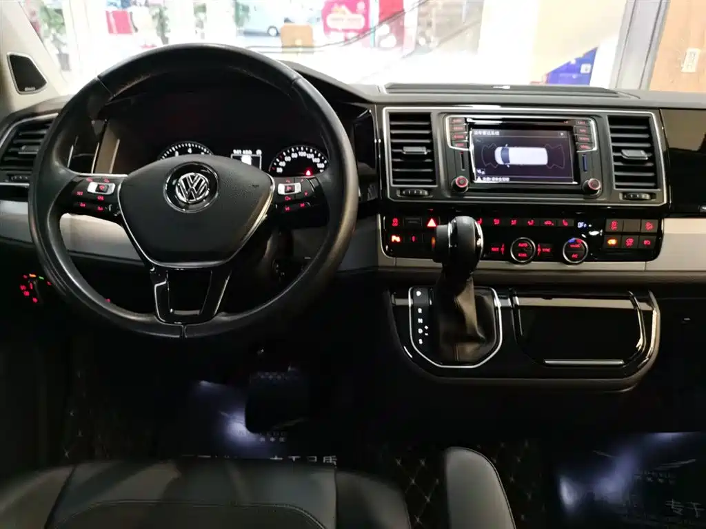 Volkswagen Multivan 2017 — фото 12