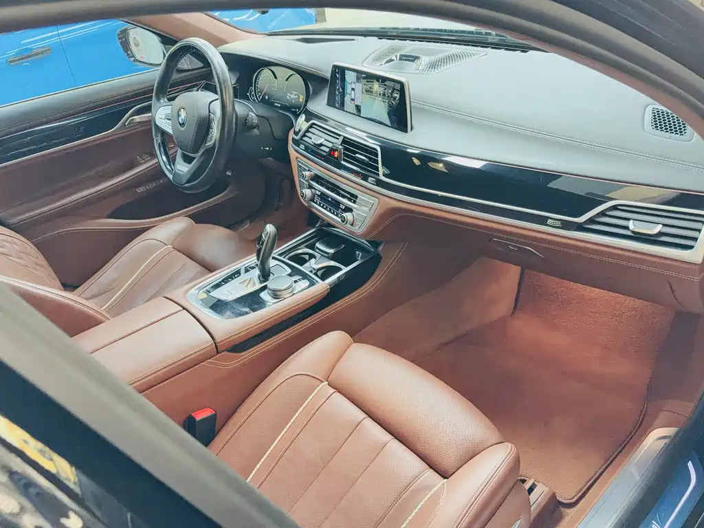 BMW 7 Series 2017 — фото 16