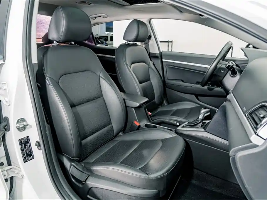 Hyundai Elantra 2018 — фото 18