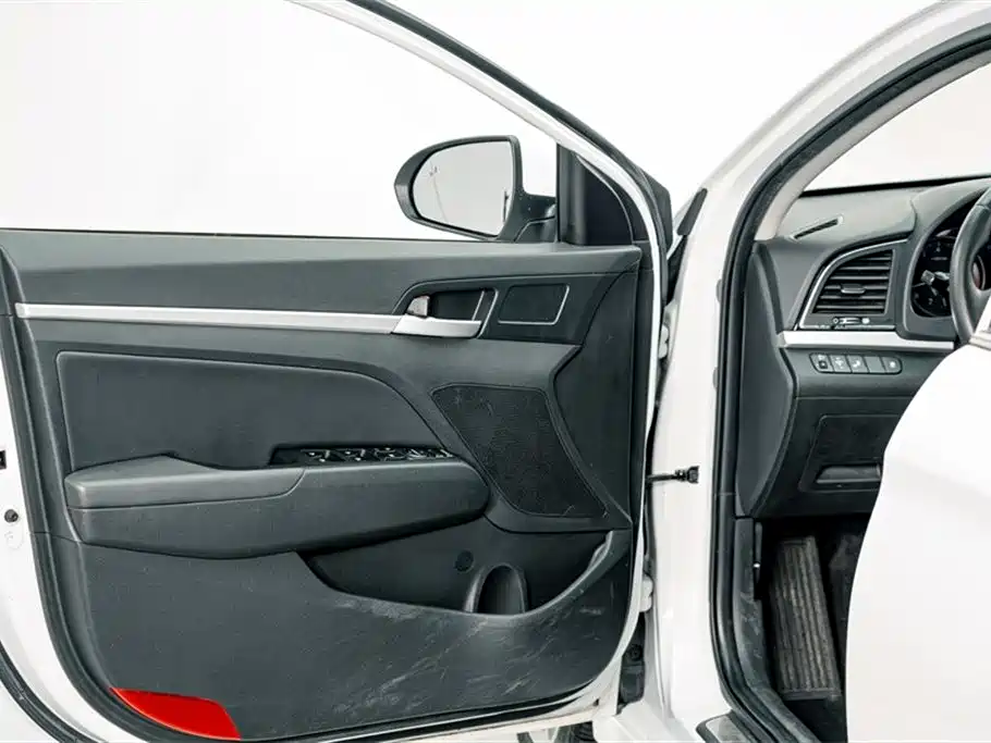 Hyundai Elantra 2018 — фото 15