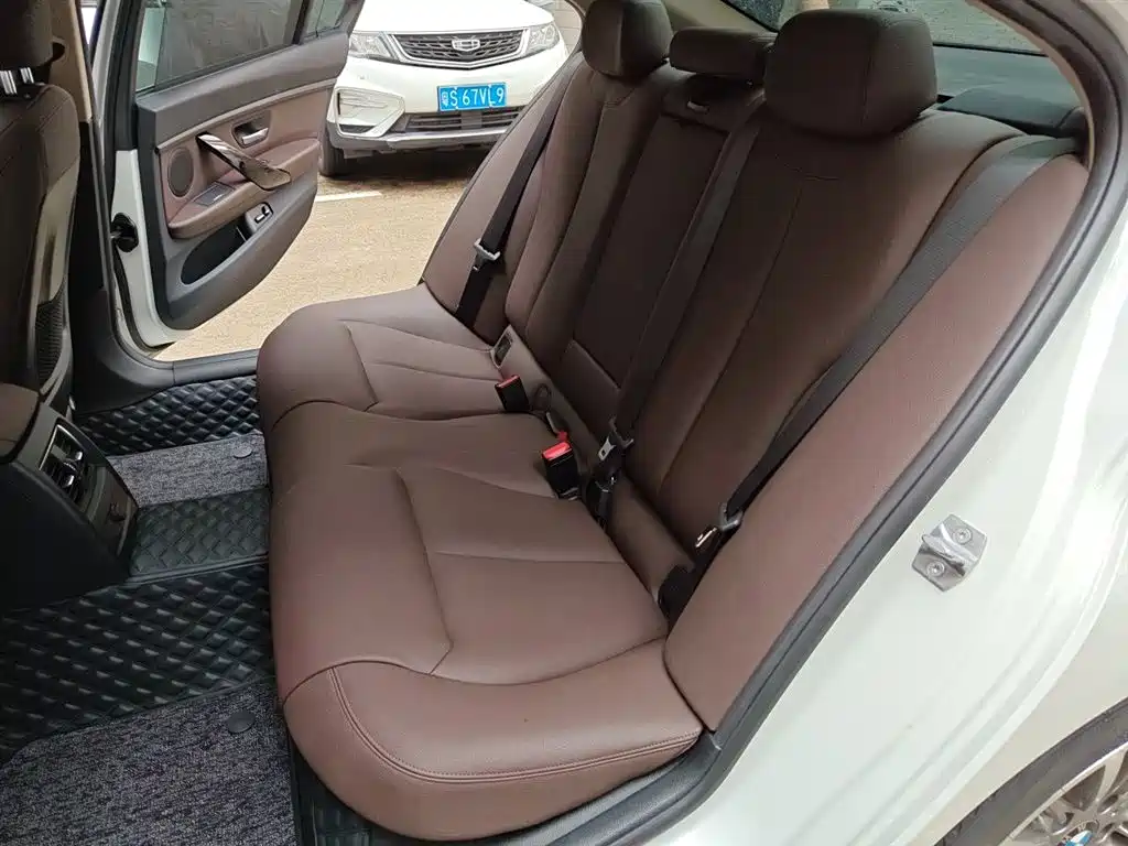 BMW 3 Series 2019 — фото 15