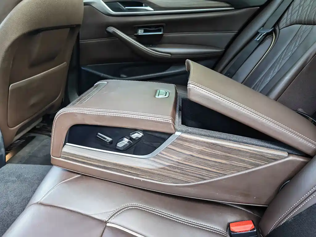 BMW 5 Series 2018 — фото 13