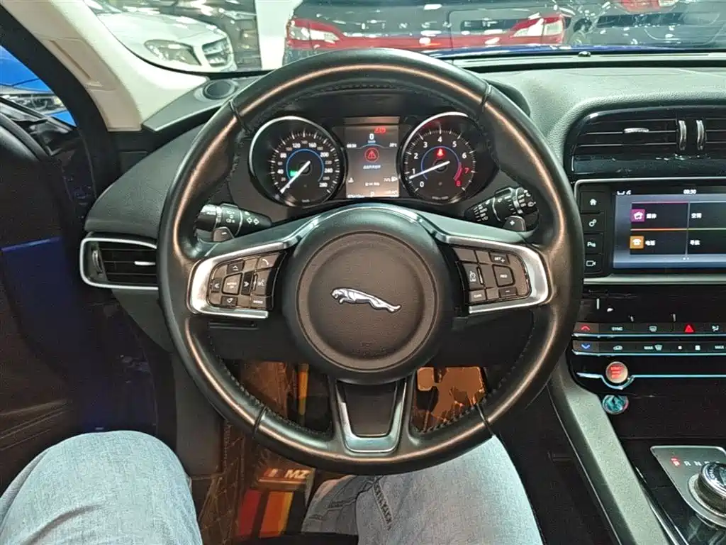 Jaguar F-PACE 2018 — фото 11