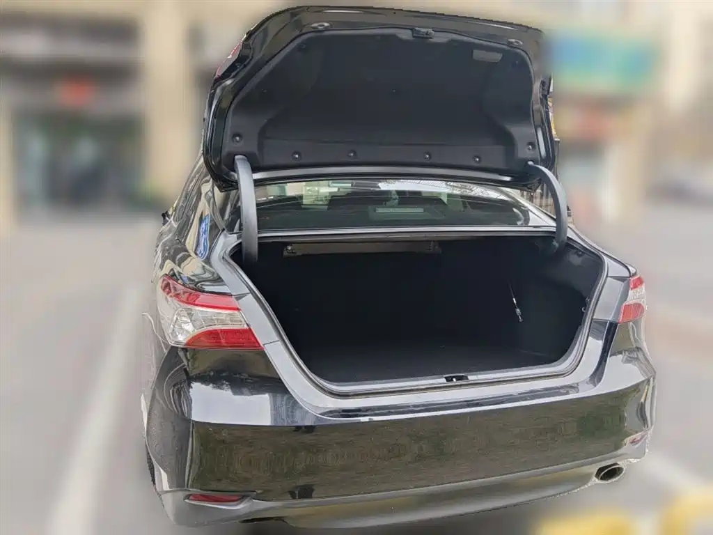 Toyota Camry 2019 — фото 10