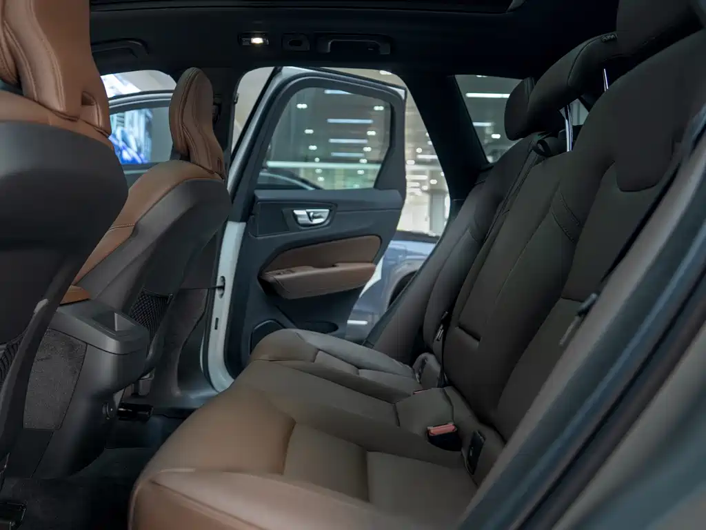 Volvo XC60 2022 — фото 12
