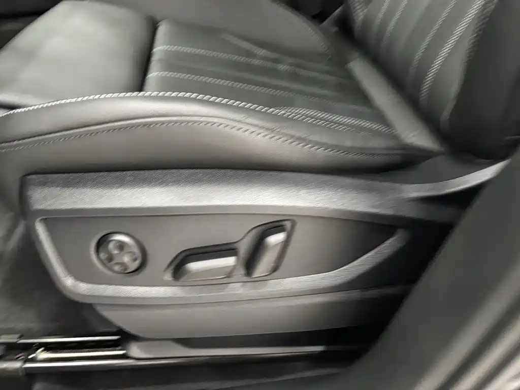 Audi Q5L 2023 — фото 11