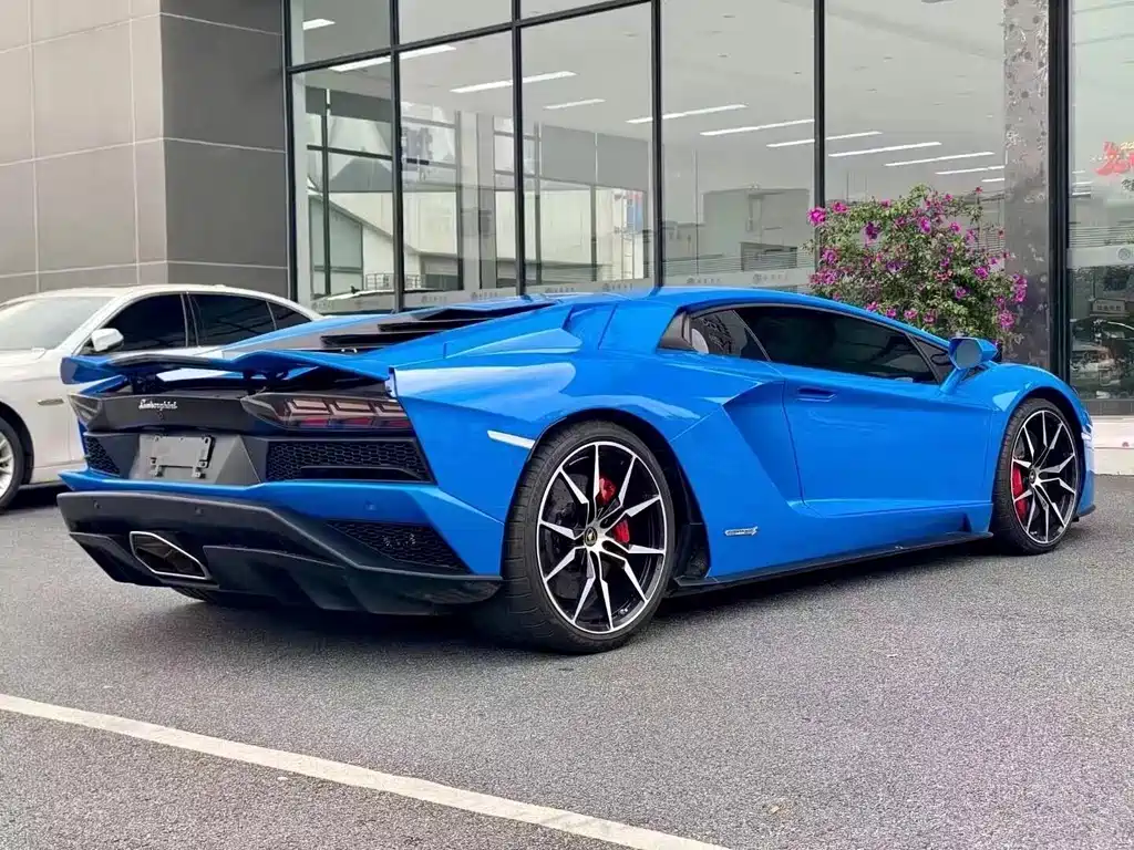 Lamborghini Aventador 2018 — фото 10