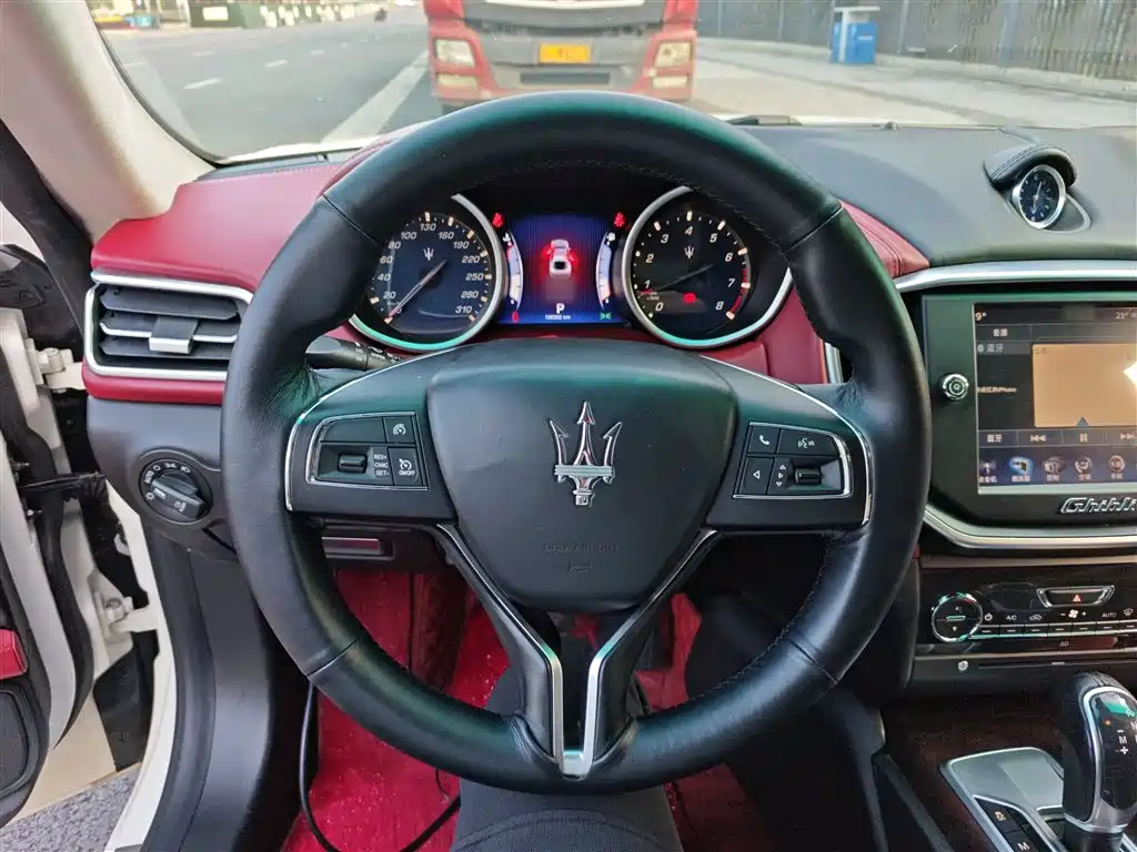 Maserati Ghibli 2015 — фото 11