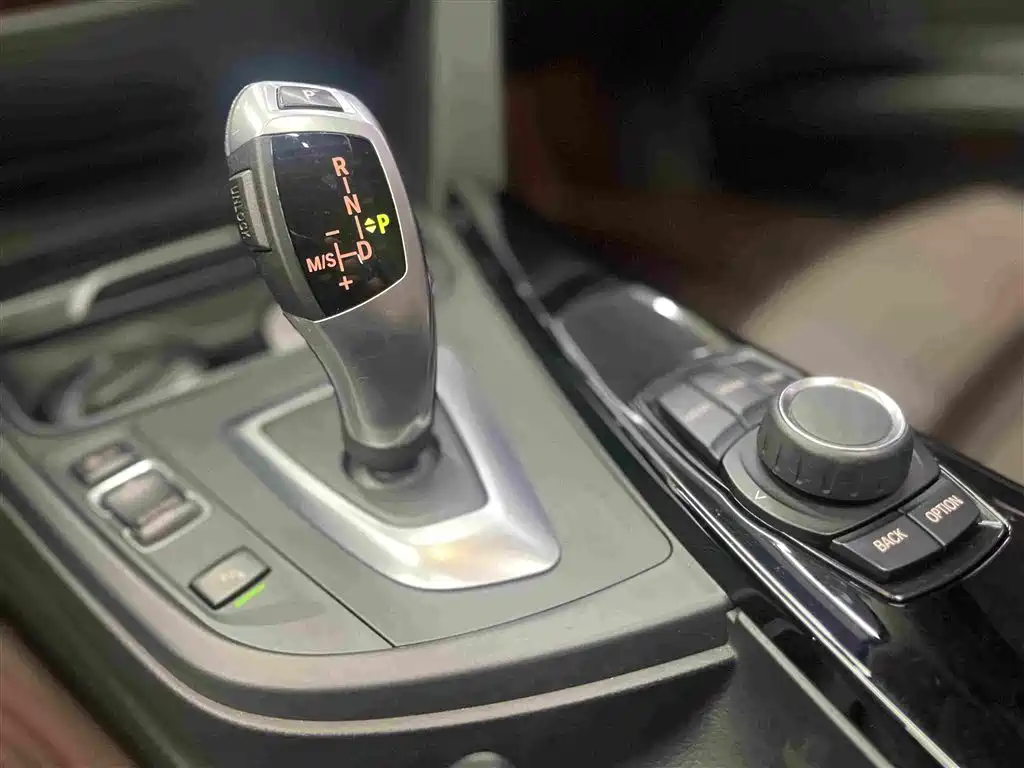 BMW 3 Series 2018 — фото 16