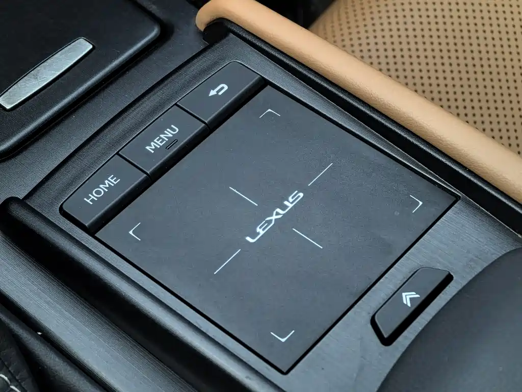 Lexus ES 2019 — фото 15