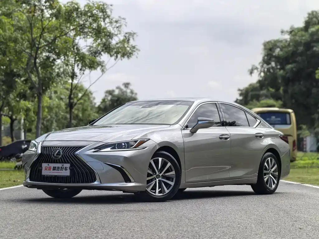 Lexus ES 2019 — фото 1