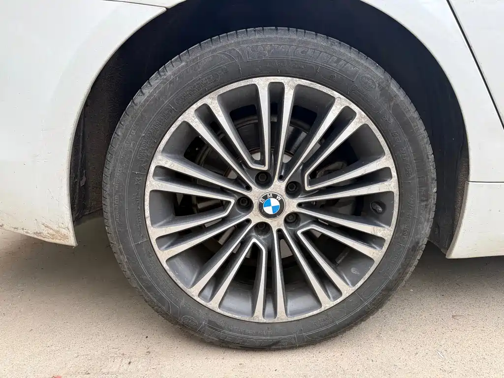BMW 5 Series 2017 — фото 9