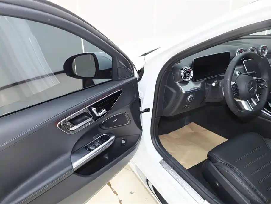 Mercedes-Benz C-Class 2025 — фото 17