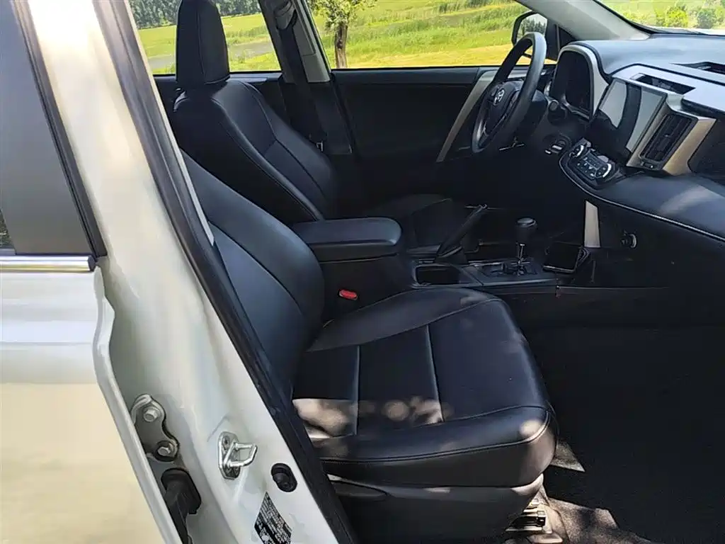 Toyota RAV4 2019 — фото 25
