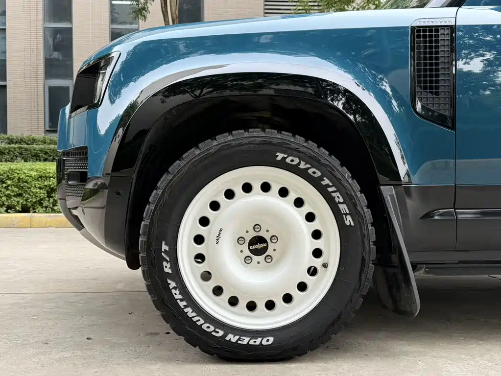 Land Rover Defender 2021 — фото 18