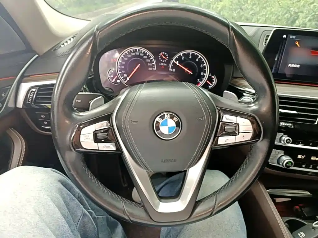 BMW 5 Series 2018 — фото 11