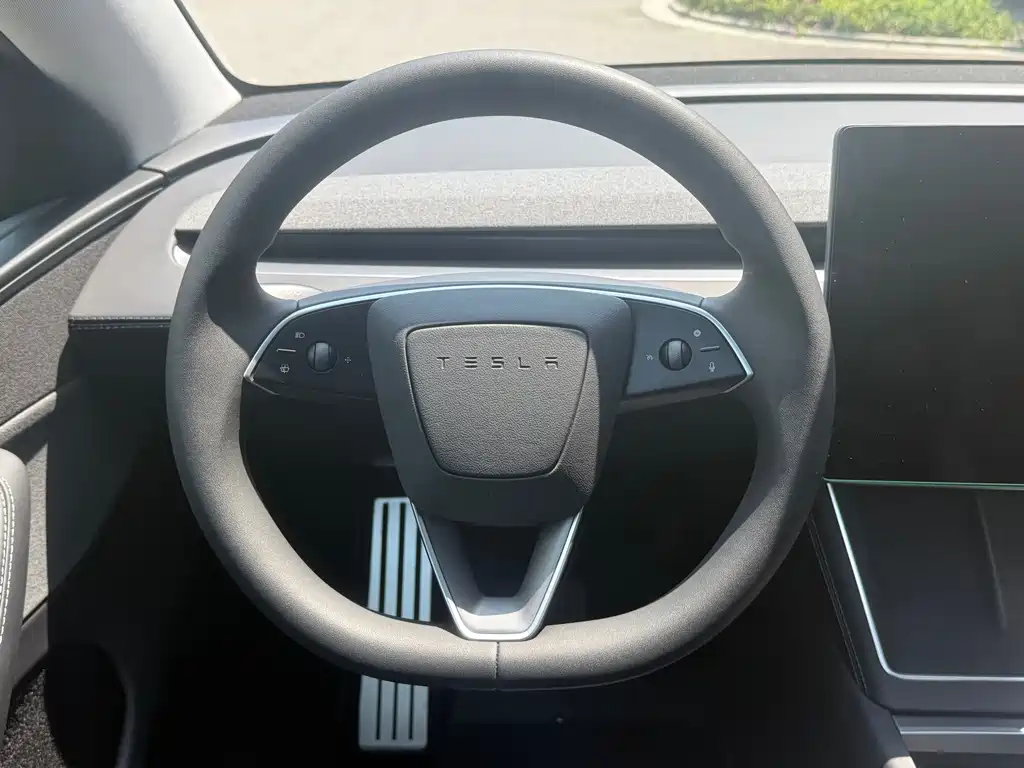 Tesla Model Y 2025 — фото 9