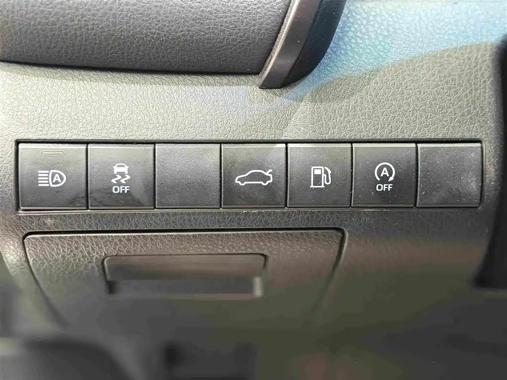 Toyota Camry 2018 — фото 11