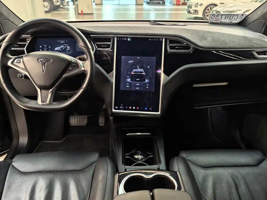 Tesla Model X 2017 — фото 11