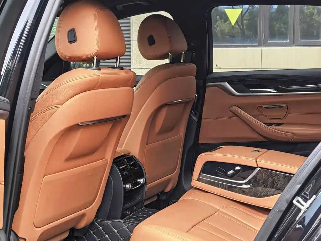 BMW 5 Series 2019 — фото 11