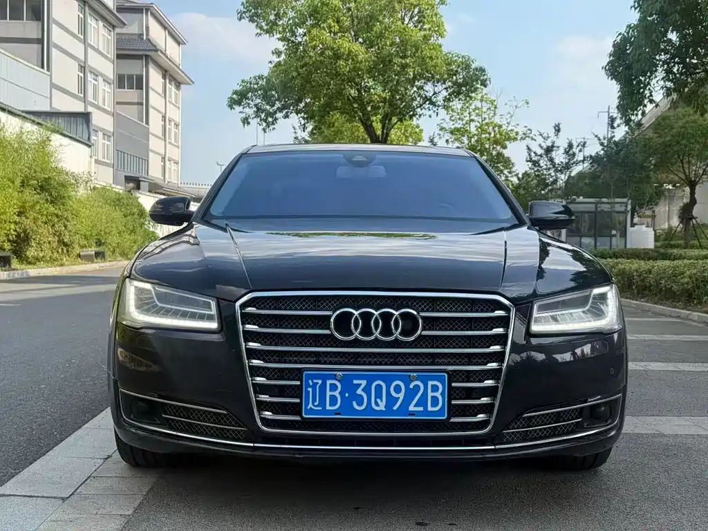 Audi A8 2011 — фото 2
