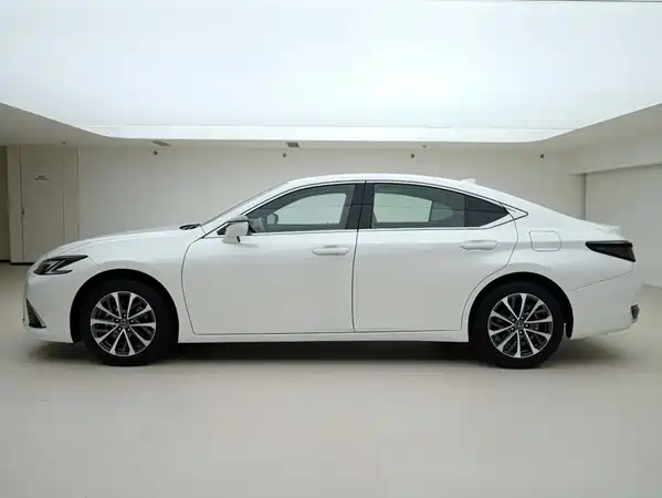 Lexus ES 2025