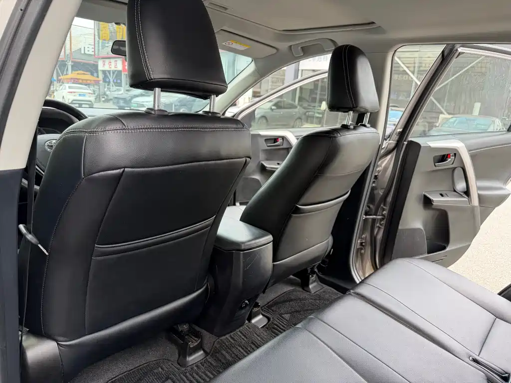 Toyota RAV4 2018 — фото 24