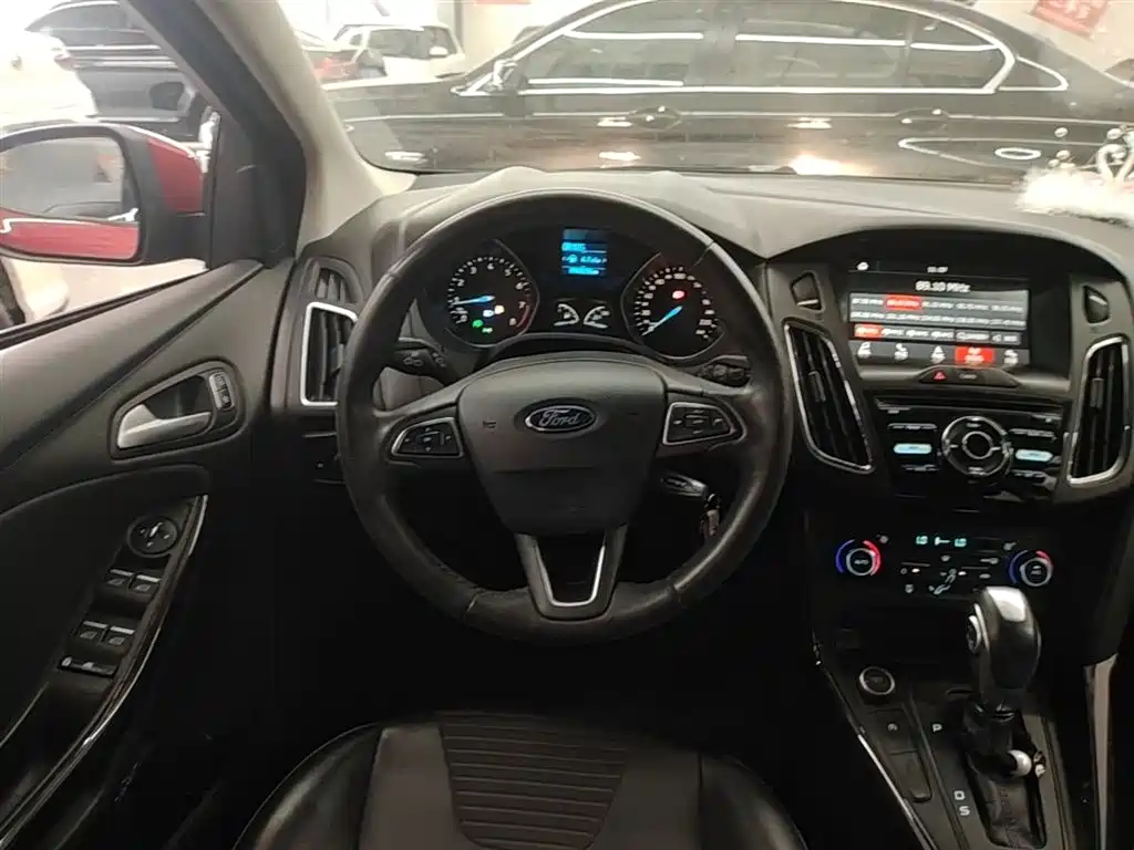 Ford Focus 2017 — фото 11